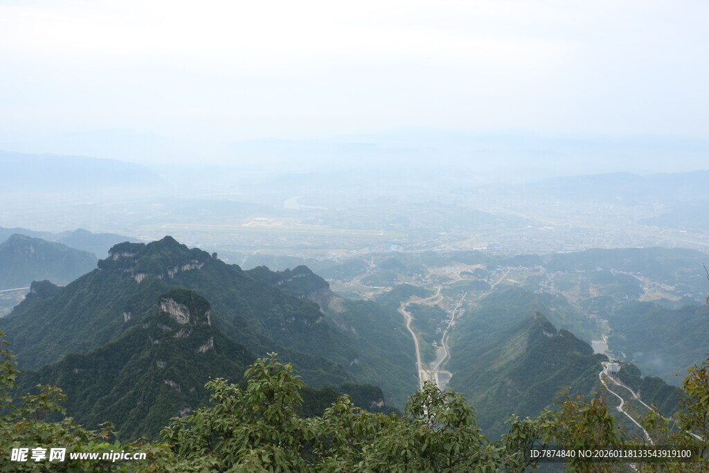 山峦叠翠间的壮阔风景