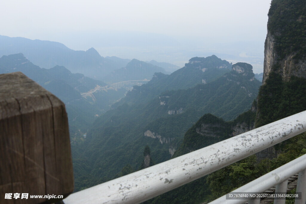 俯瞰壮美山峦景色