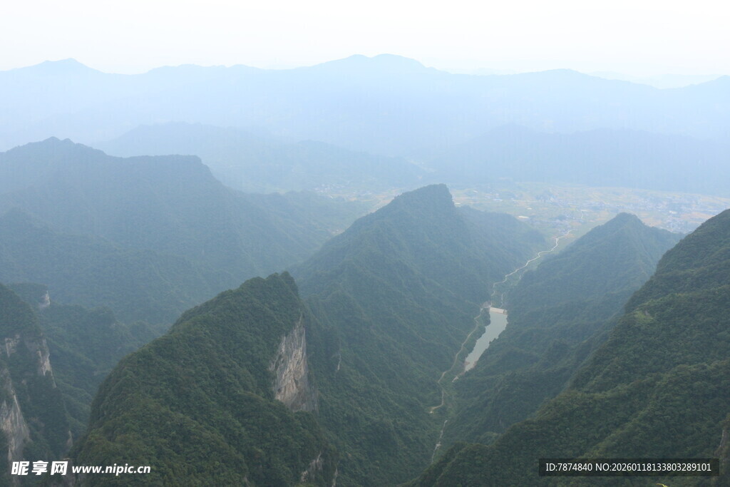壮丽山峦间蜿蜒公路景观