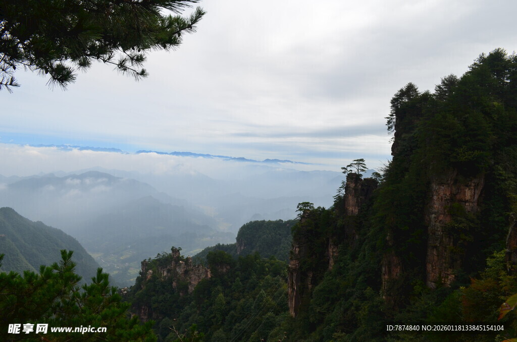 云雾缭绕的壮美山峦