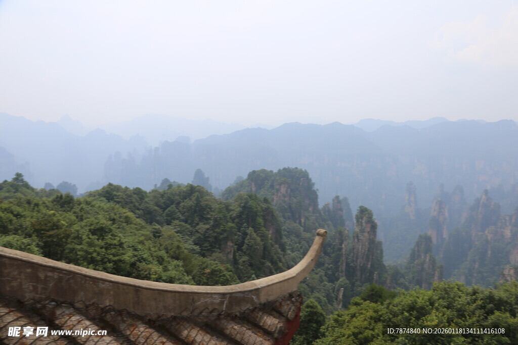 中式屋檐下的山林景致