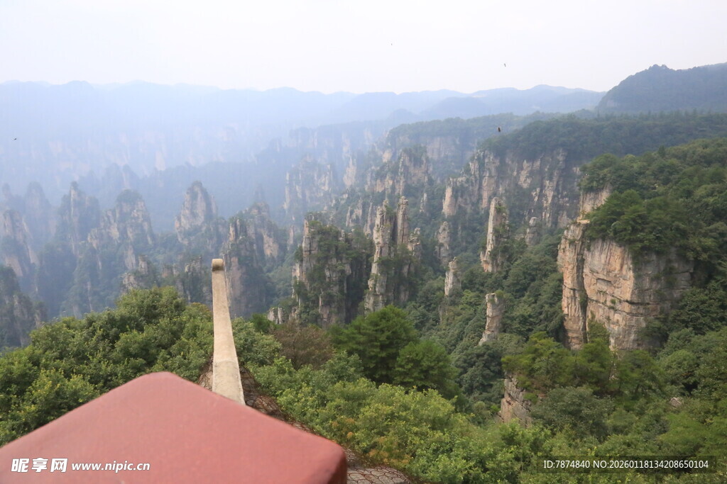 俯瞰壮美奇峰景观