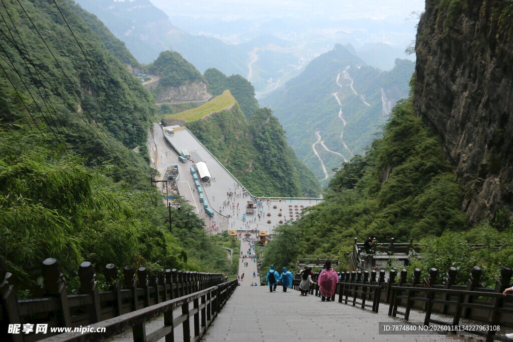 山间栈道上的游人风景