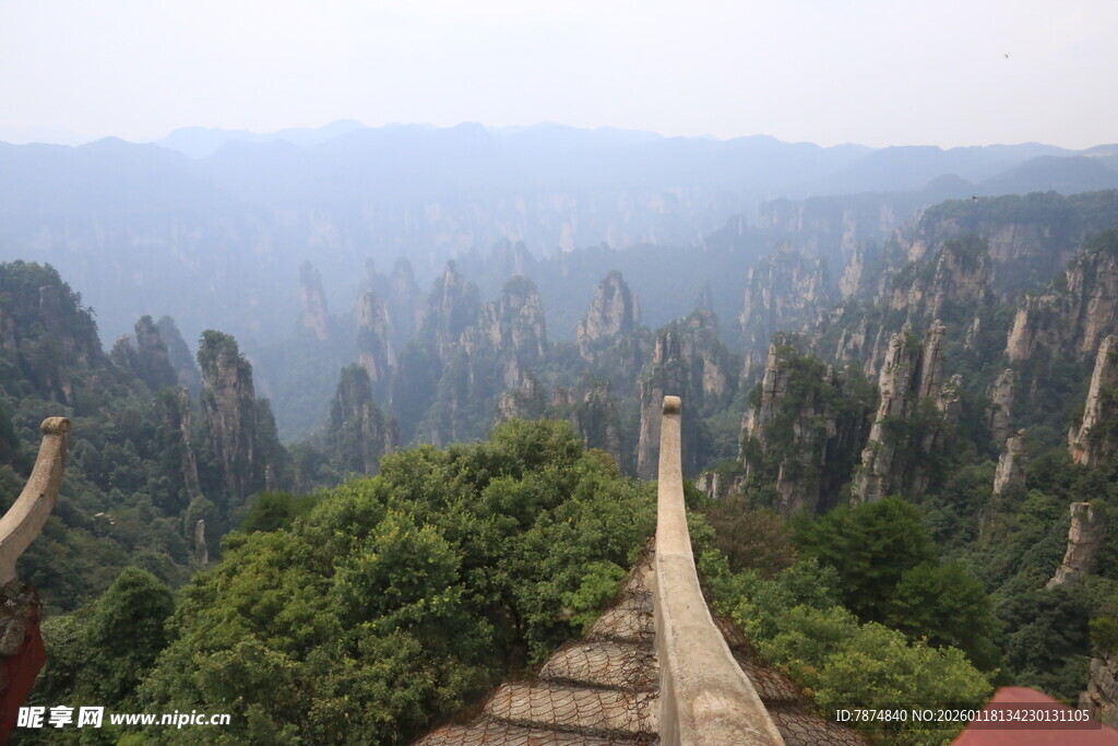 张家界奇峰栈道壮美景观
