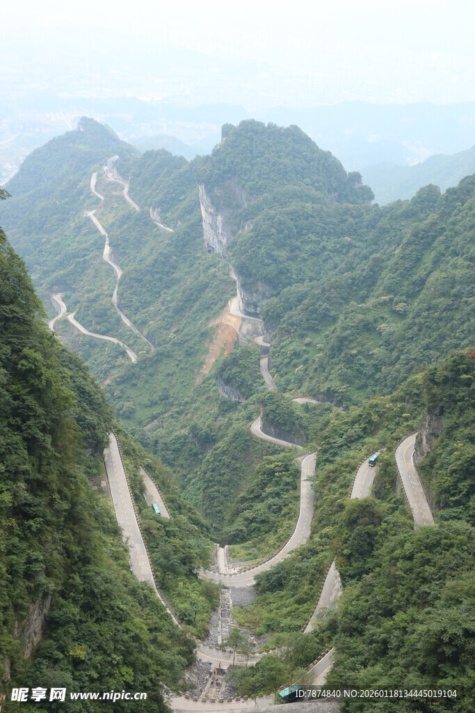蜿蜒盘旋的山间公路