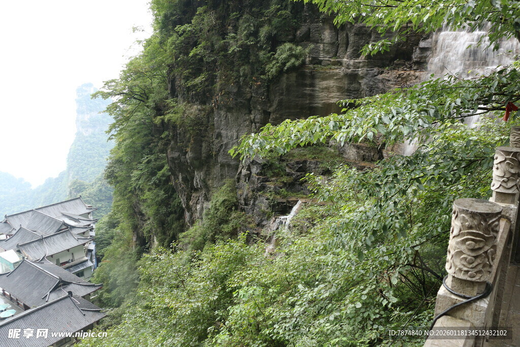 悬崖边的古朴村落景观