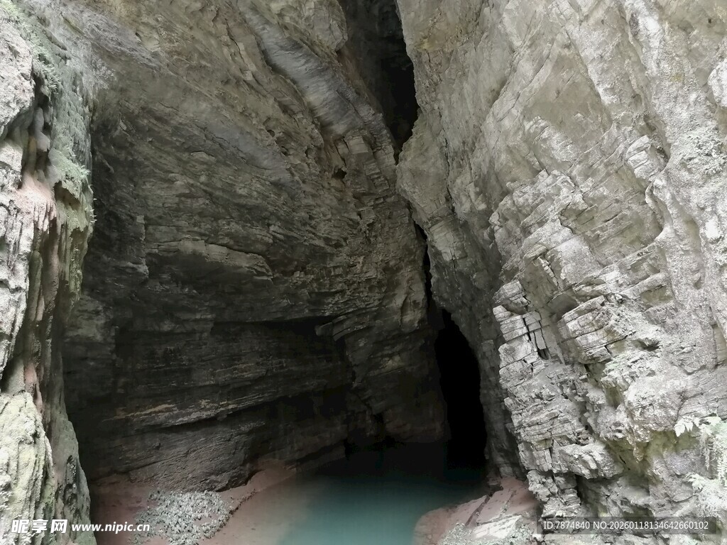 神秘洞穴内的幽蓝水域