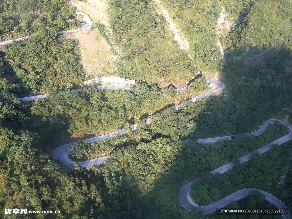 山间蜿蜒公路俯瞰美景