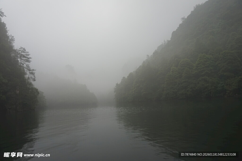雾中静谧河谷风光