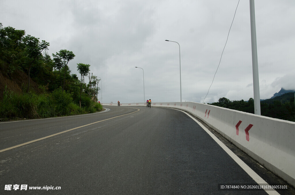 山间空旷公路风景