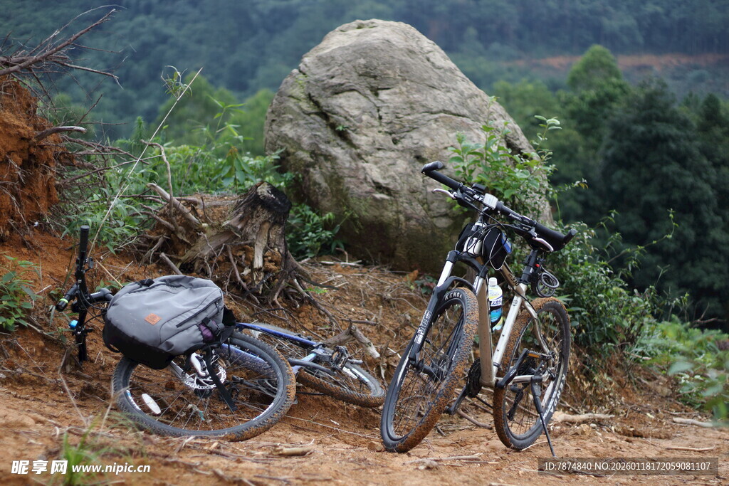 山地自行车停靠大石旁