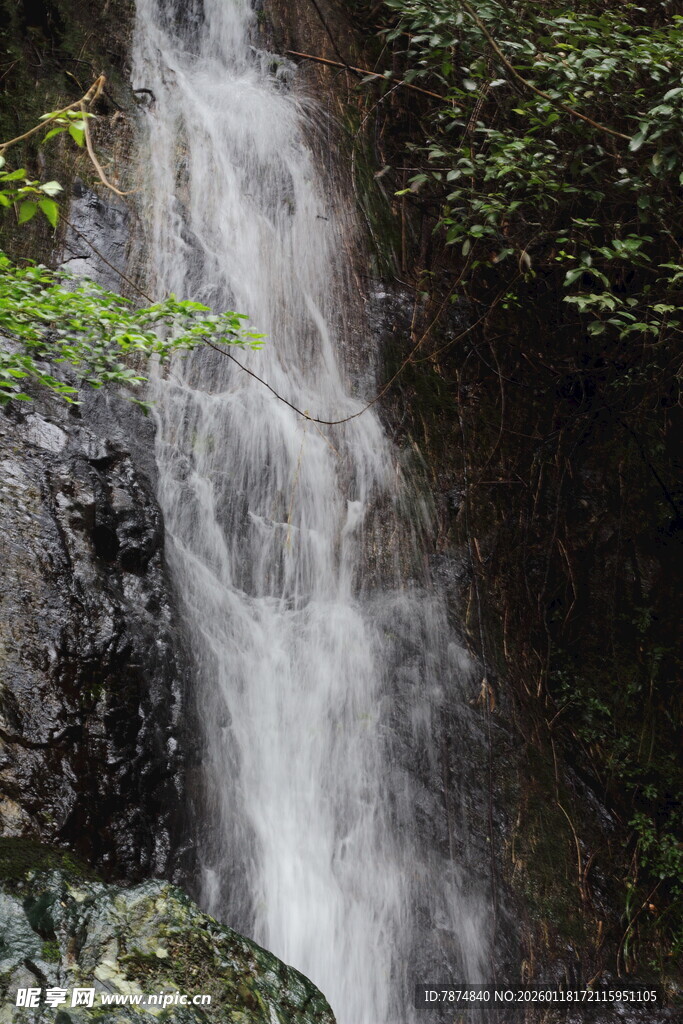 山间瀑布 绿意环绕之景