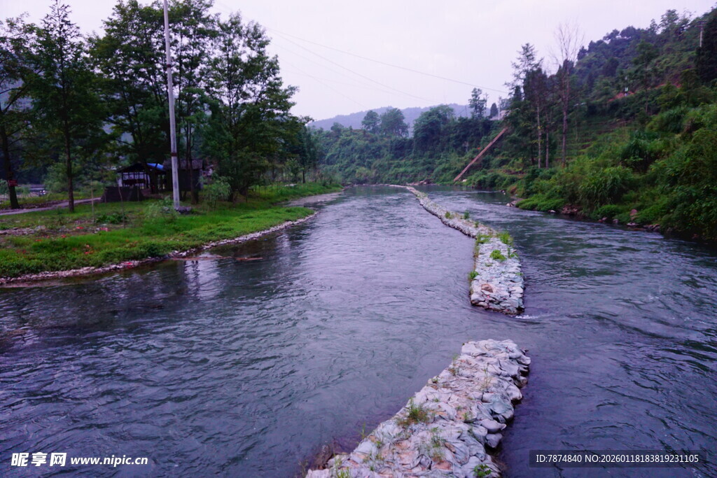 蜿蜒河流旁的自然景致