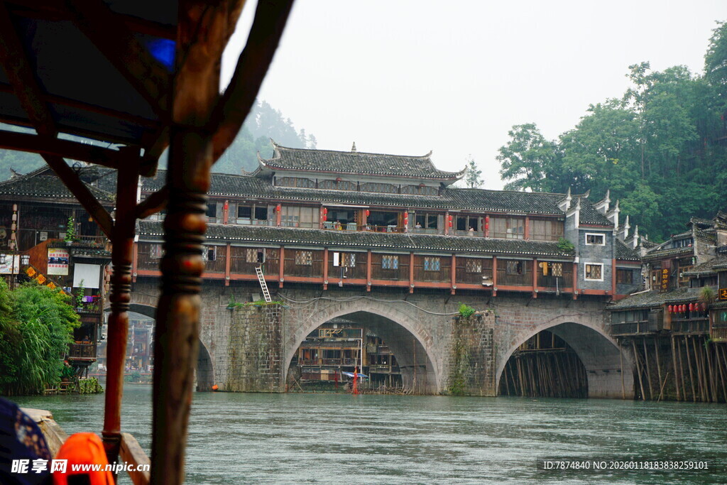 江上古桥与中式建筑景观