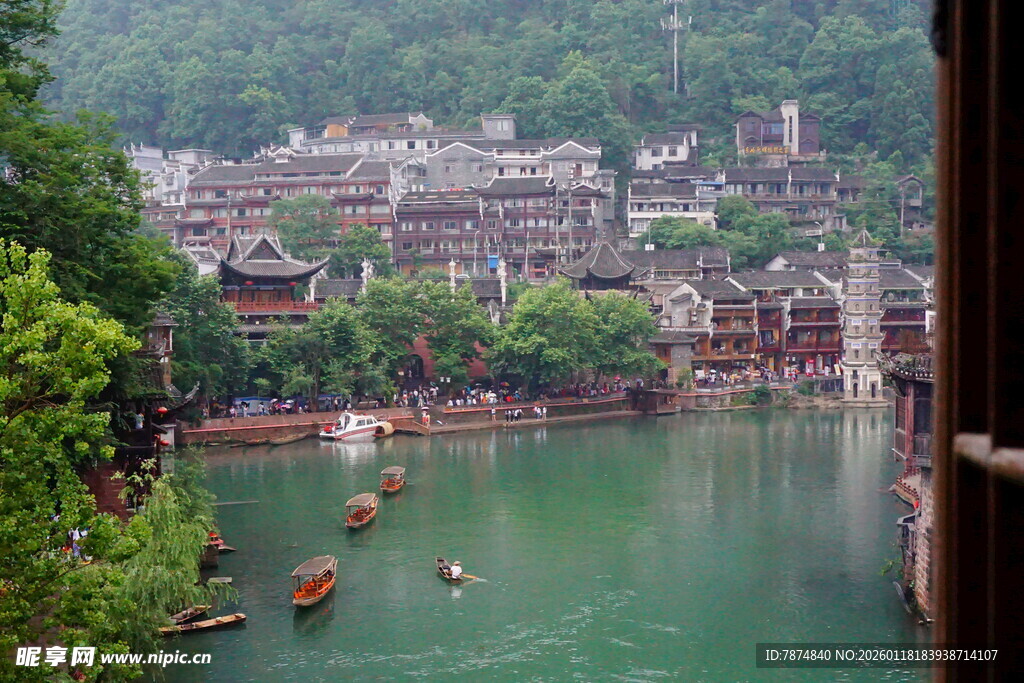 凤凰古城河畔秀丽风光