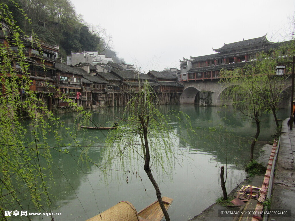 江南水乡河畔古朴景致