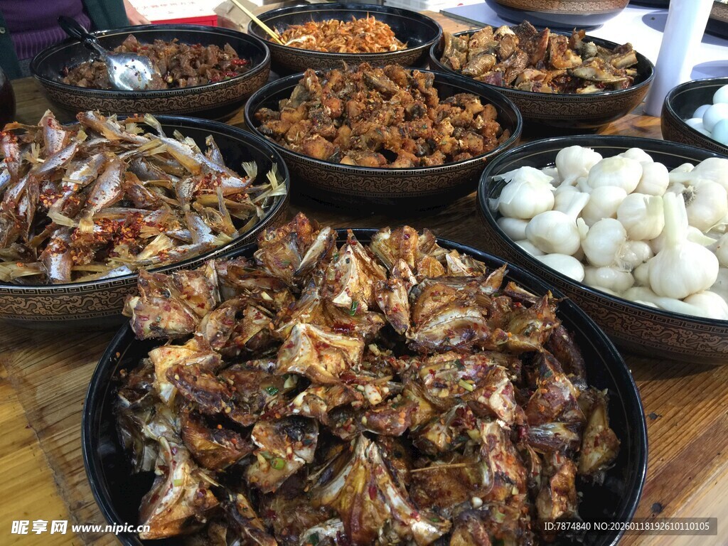 多样美味卤味齐聚一桌