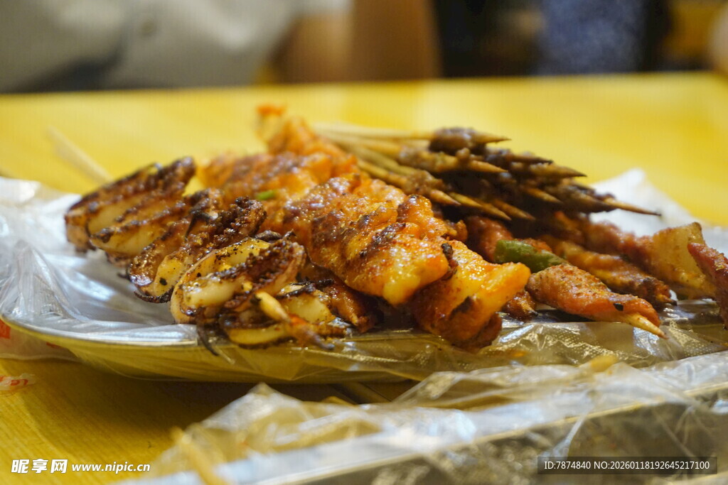 美味烤串摆于盘中