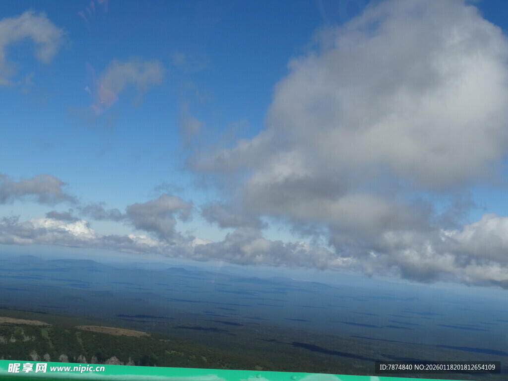 广阔蓝天与云海景观