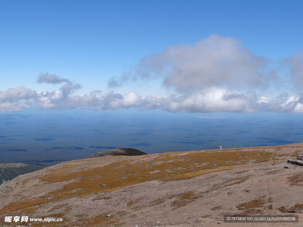 山顶远眺云海壮丽景观