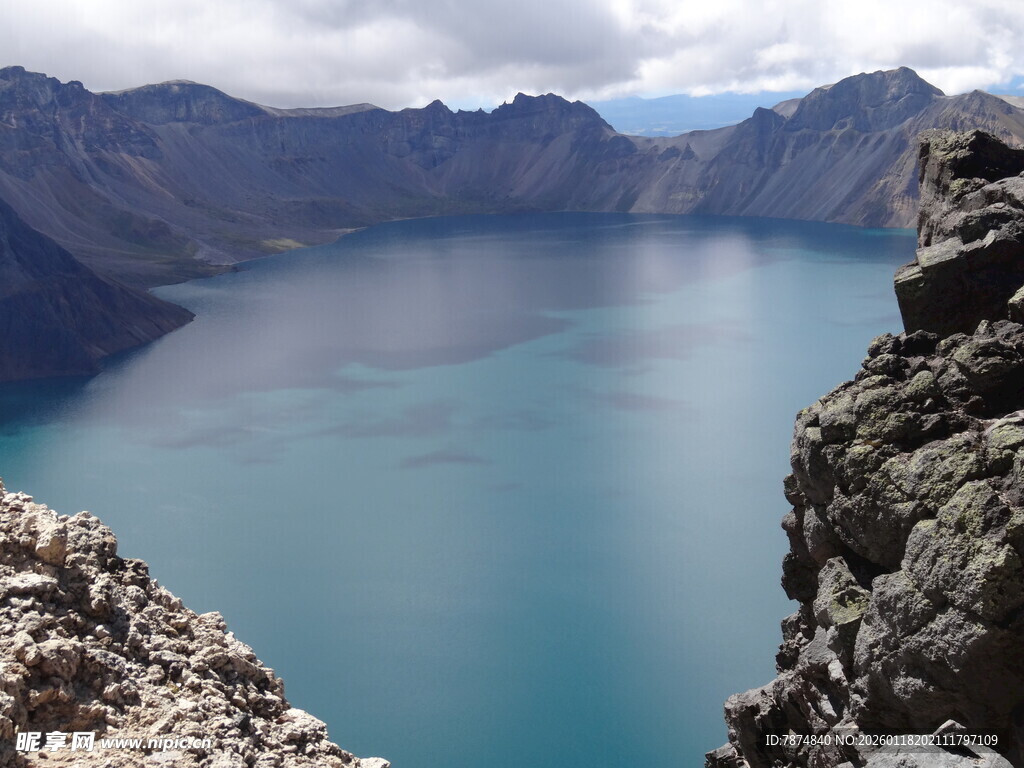 高山湖畔壮丽风景