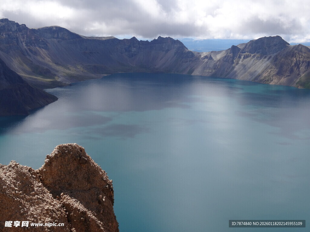 高山环绕的静谧蓝色湖泊