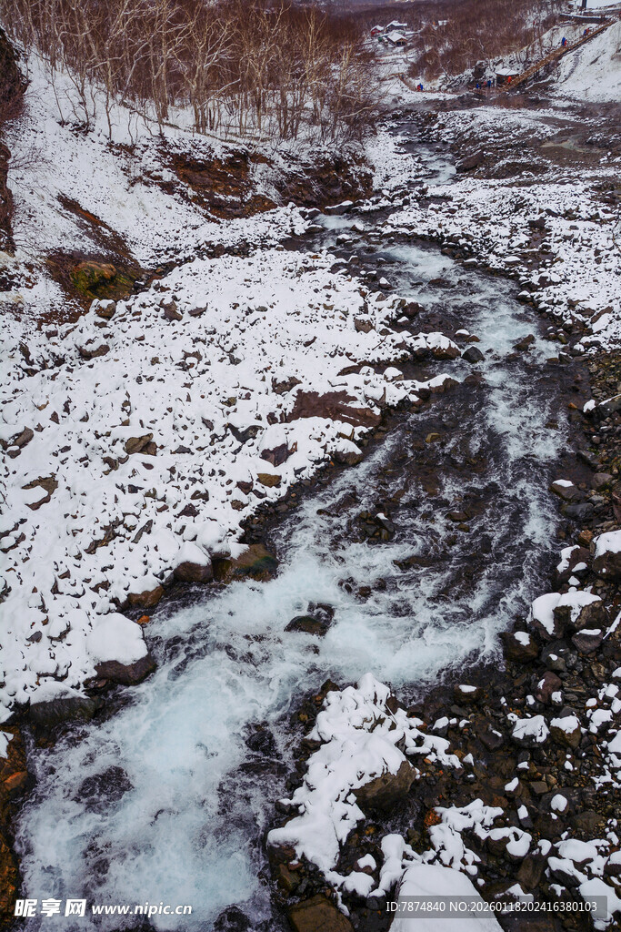冬日溪流覆雪景象