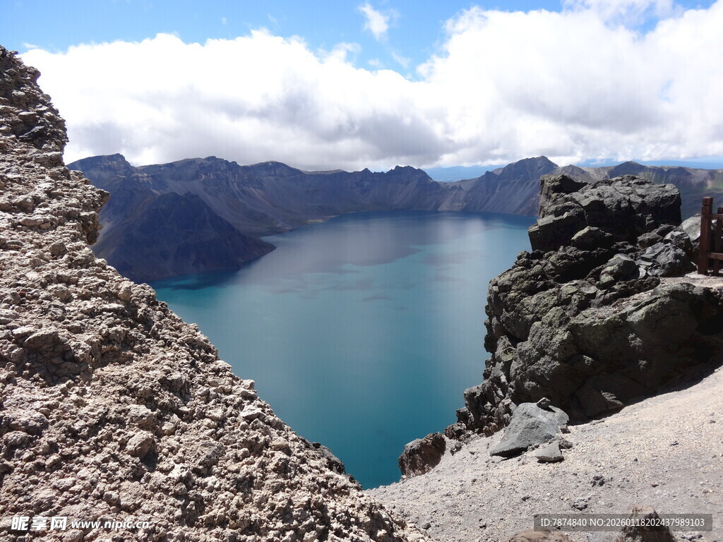 高山环绕的静谧蓝色湖泊