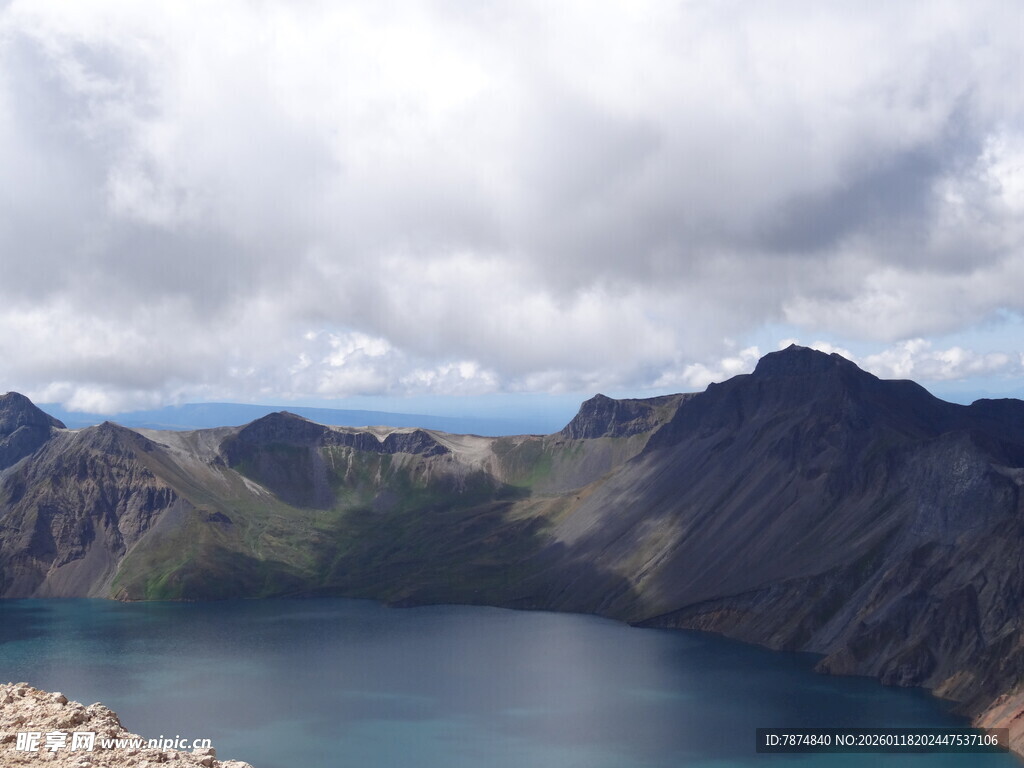 壮丽高山湖泊美景