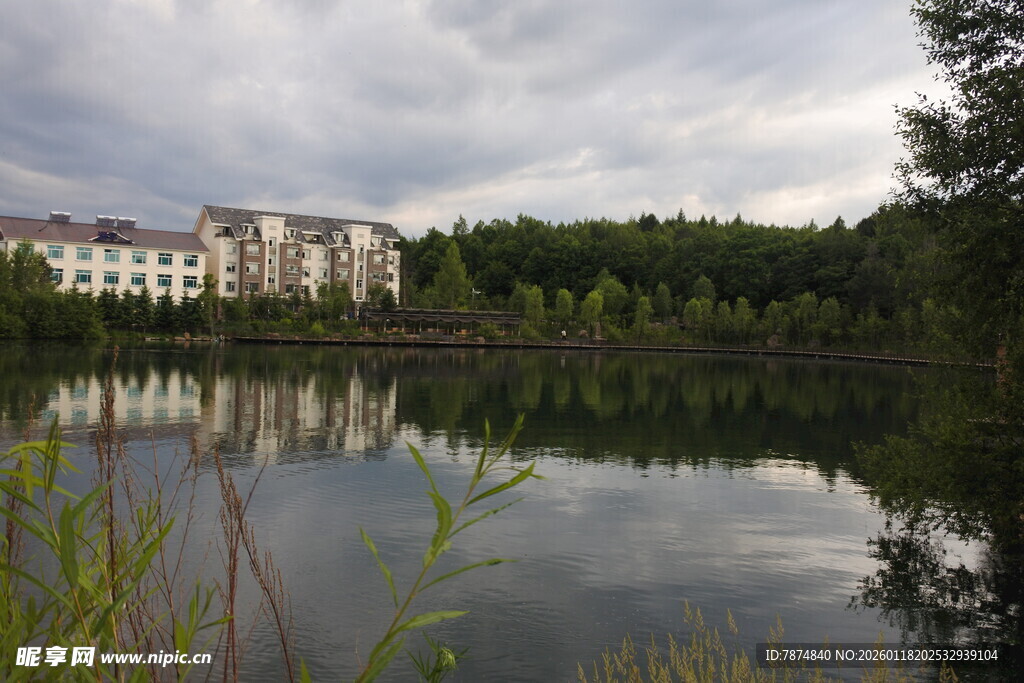 湖畔建筑倒影 宁静风光