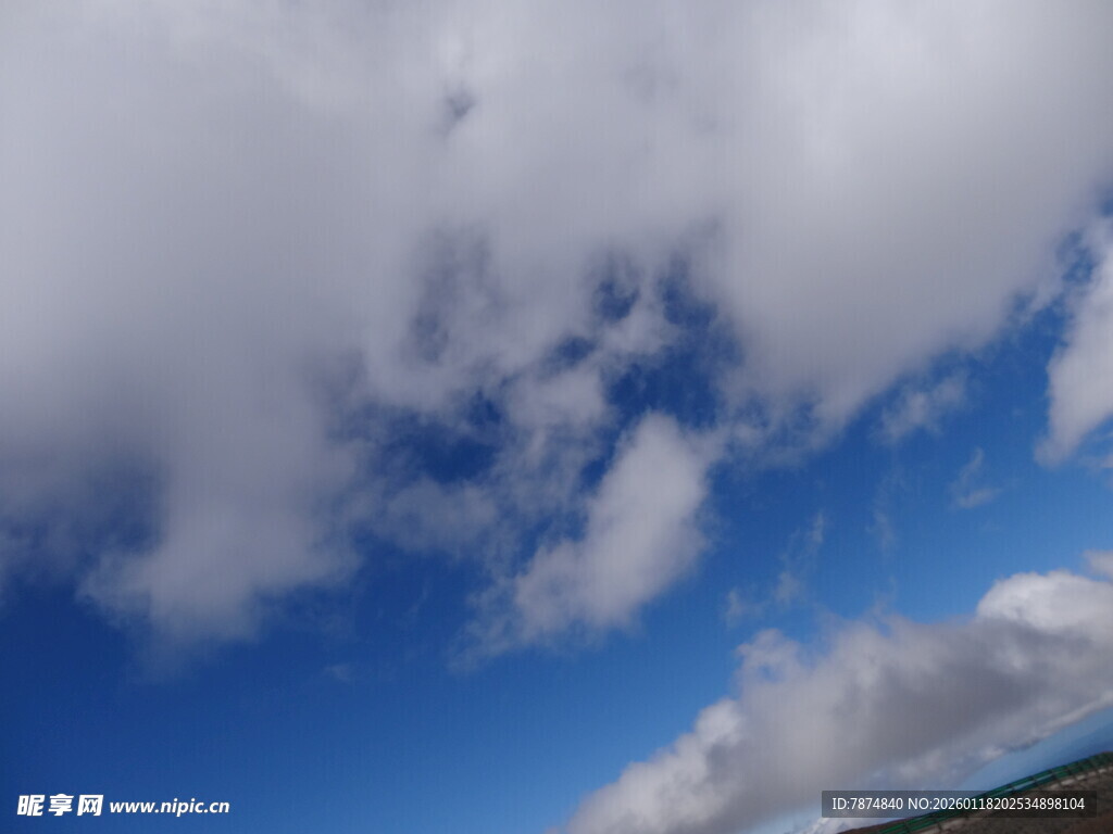 蓝天白云下的开阔景致