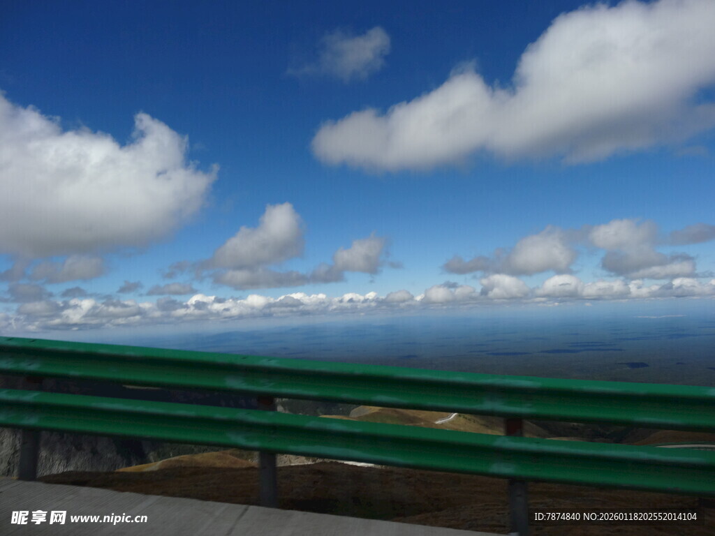 公路边的蓝天与白云