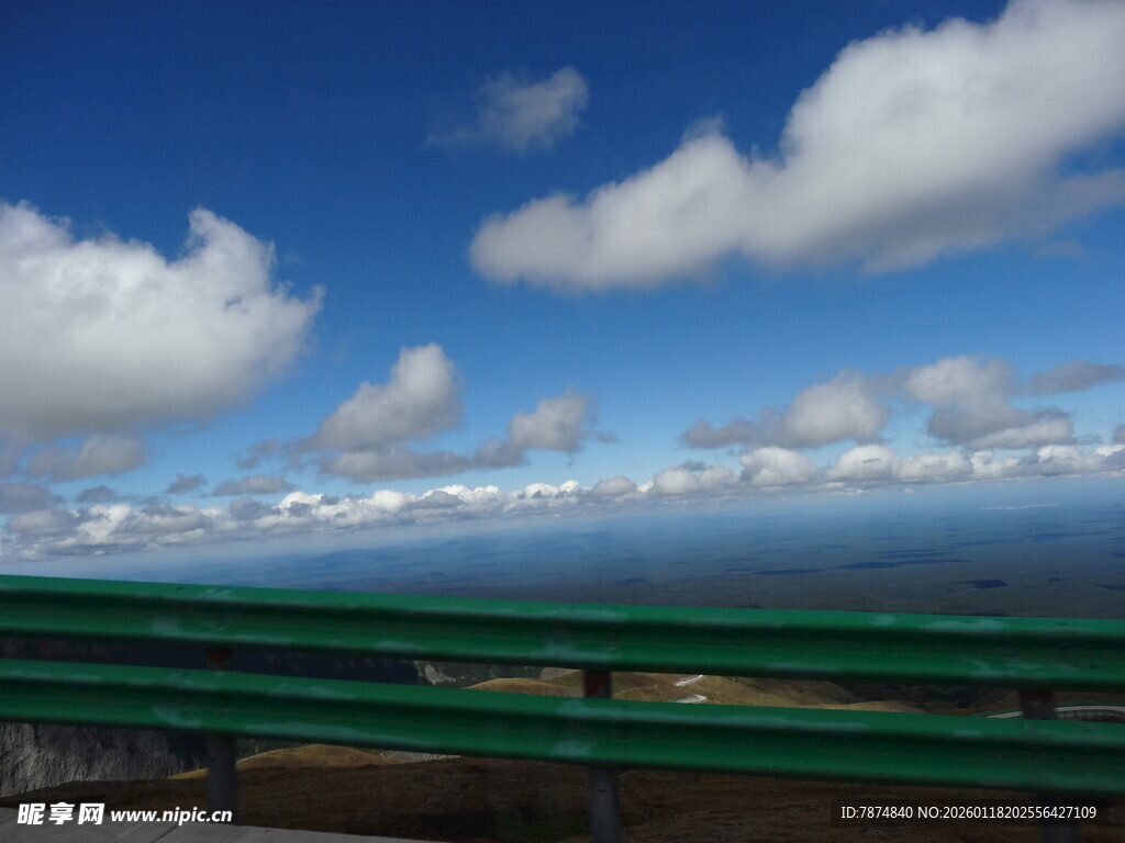 公路上的蓝天与白云美景