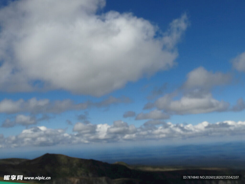 蓝天白云下的山峦美景