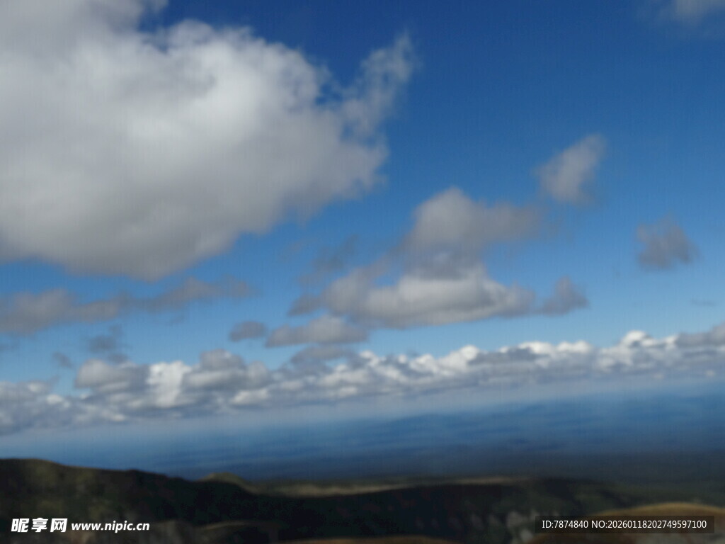 蓝天白云下的开阔景致