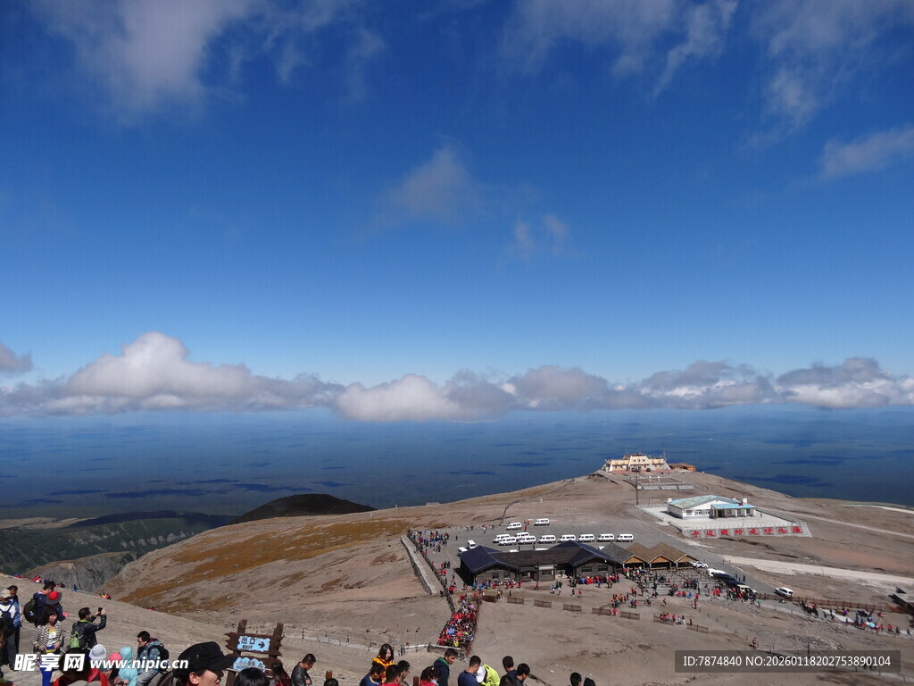 山顶观景人群与广阔风景