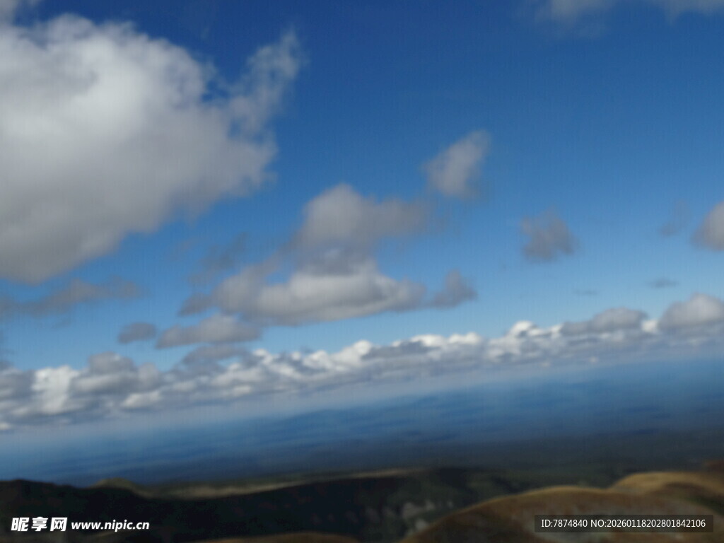 蓝天云海下的广阔景致