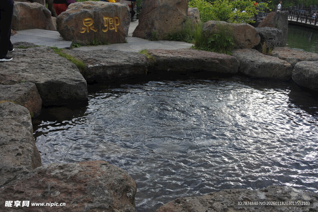 户外石砌小水池景观