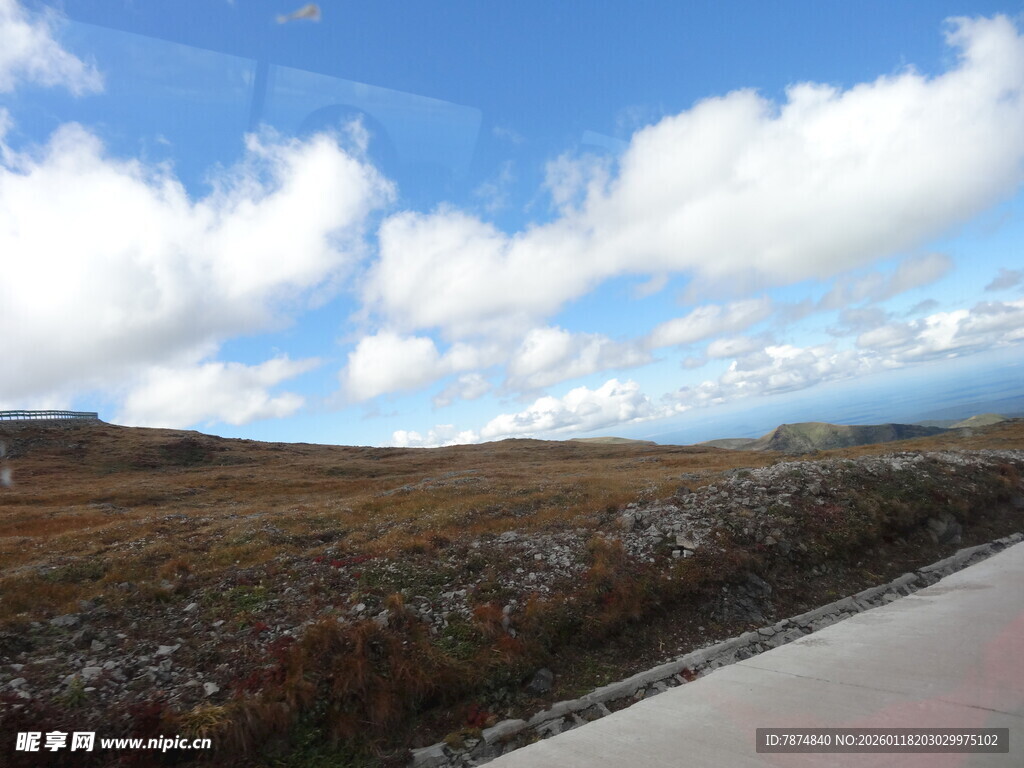 公路旁的开阔原野风光