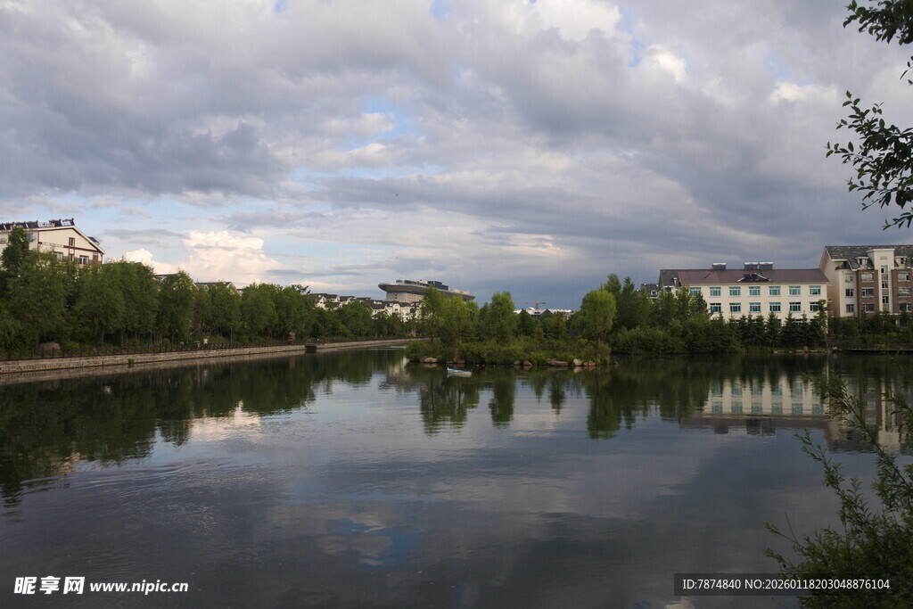 湖畔城市风光倒影美景