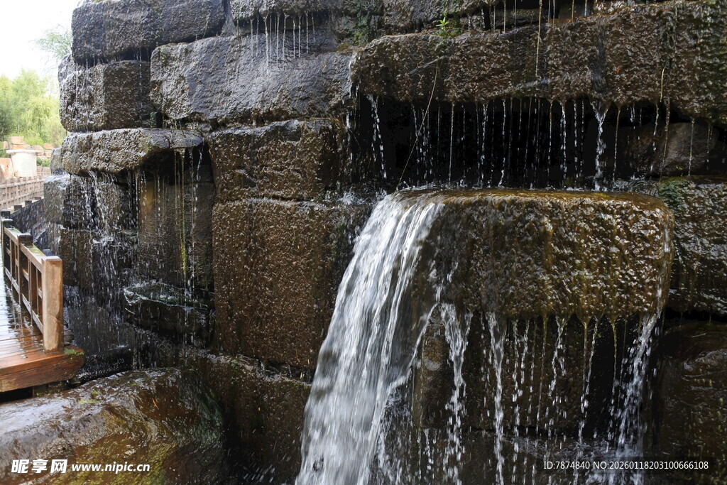 石砌小瀑布景观