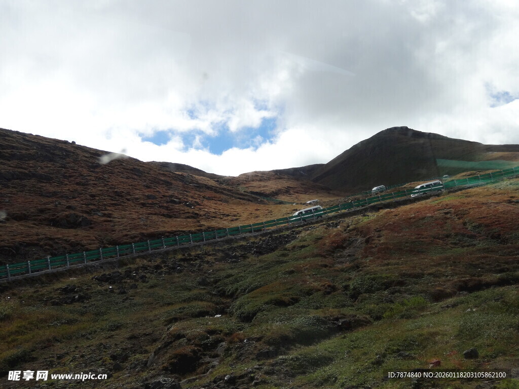 山间公路风景图