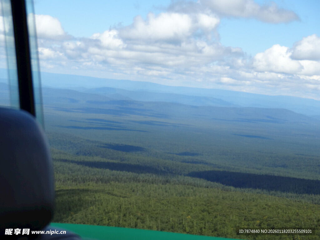 机上俯瞰广袤大地景观