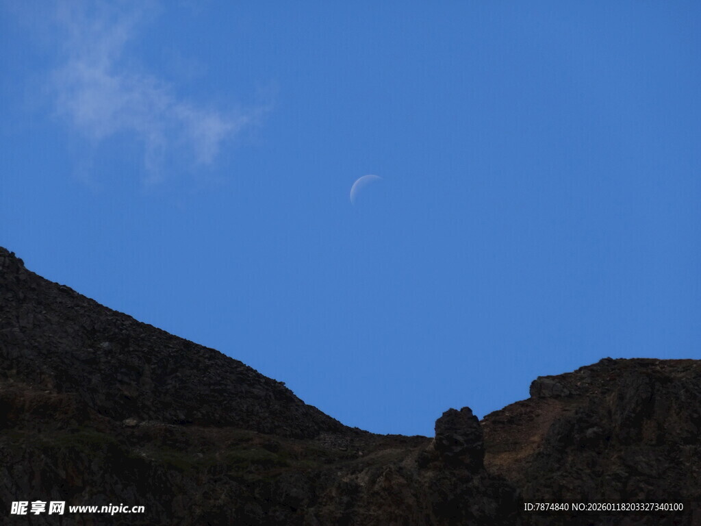 蓝天映衬下的山峦轮廓