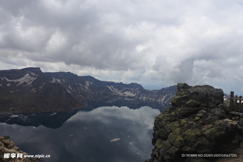 云雾中的高山湖泊美景