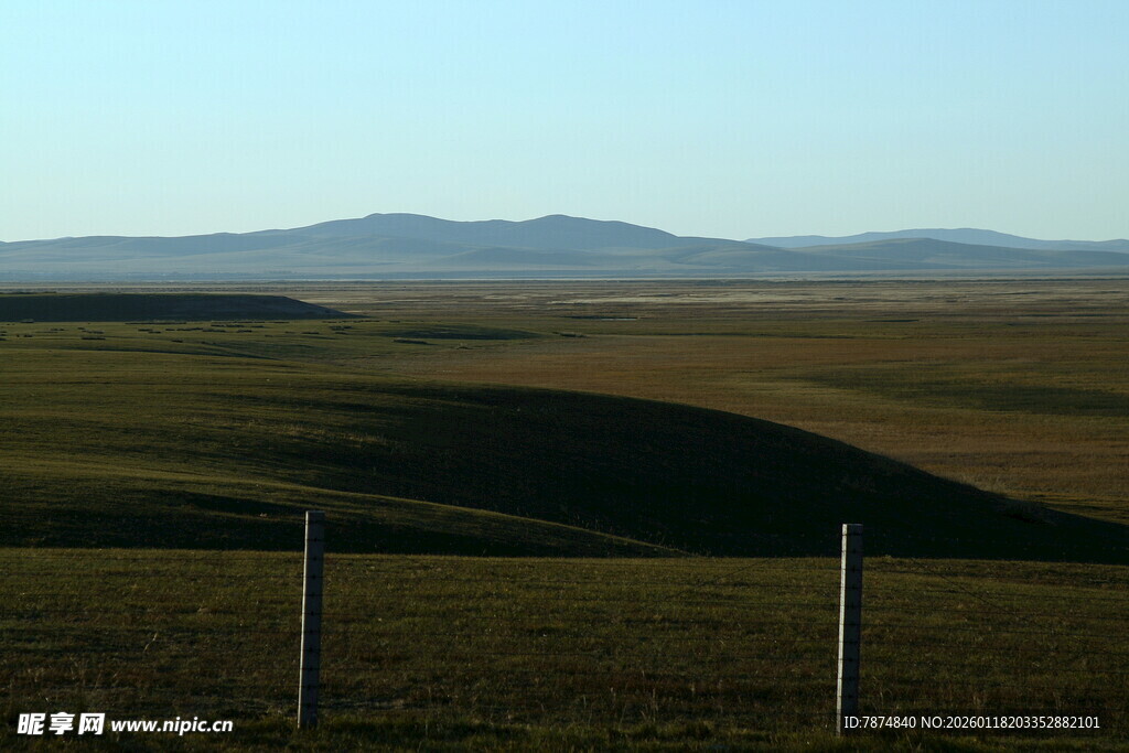广袤草原与远山风景