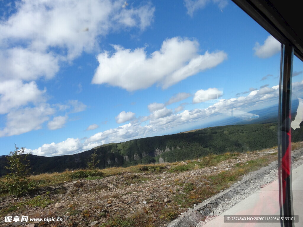 车窗外的山野风光