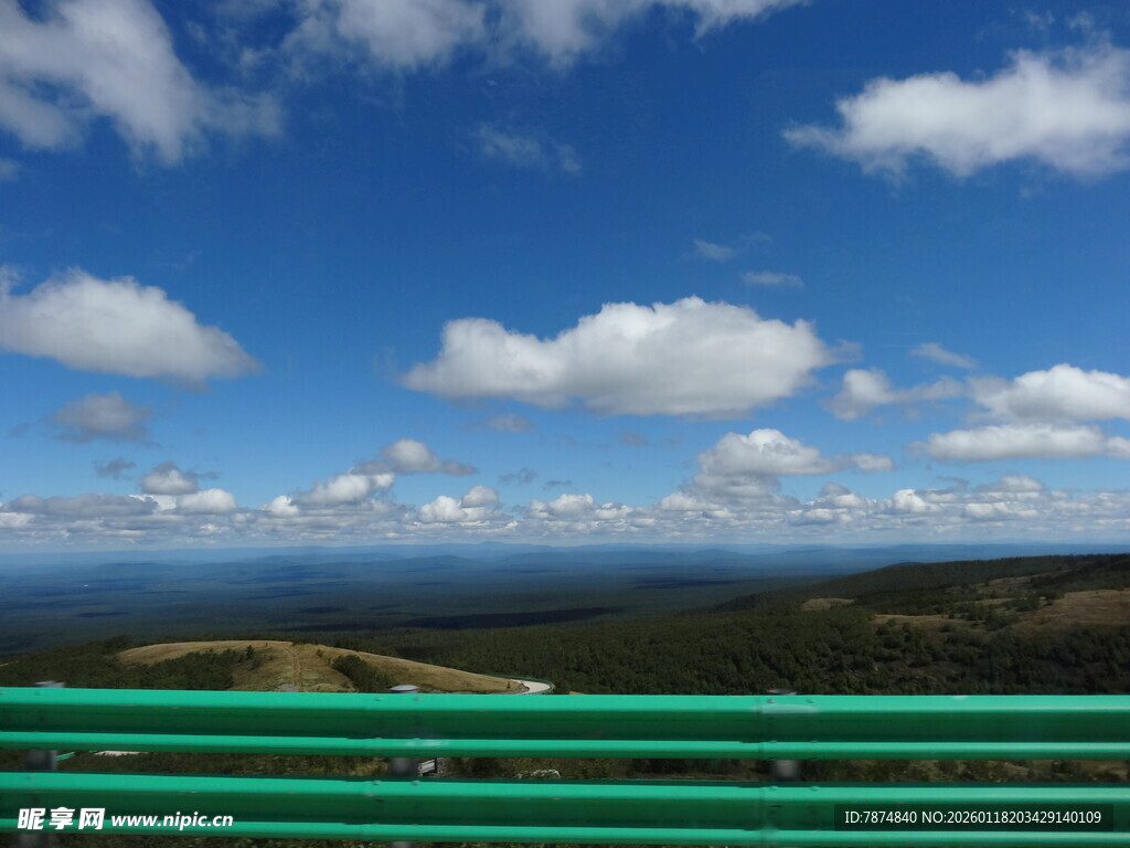 公路边的蓝天绿野美景