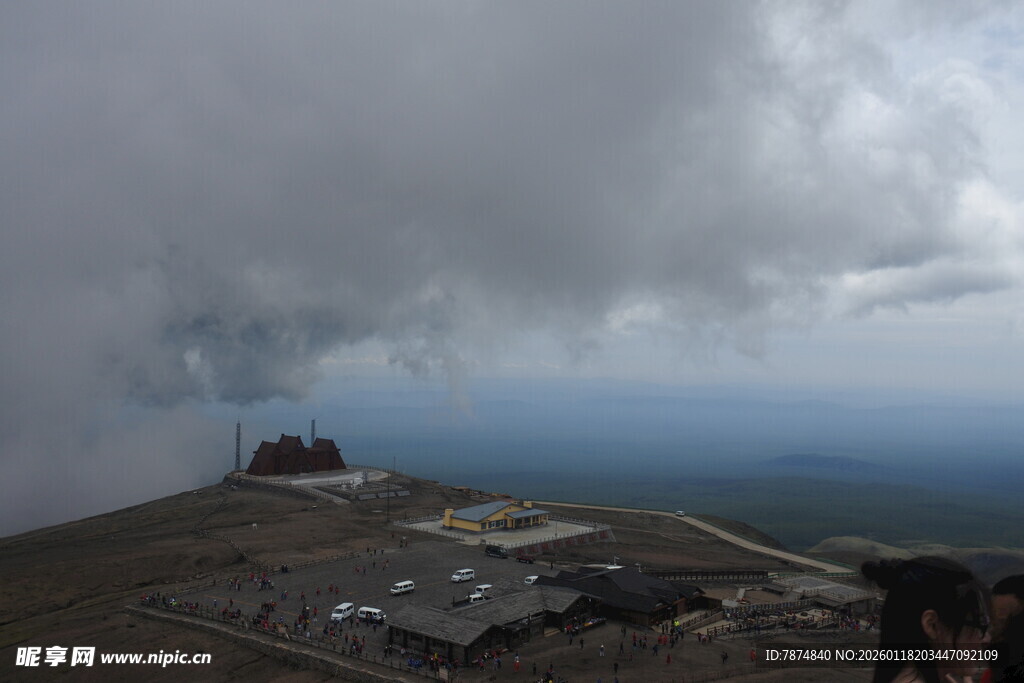 山顶云雾下的壮阔景观