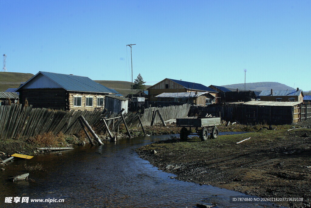 乡村溪边民居景象